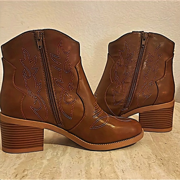 PIZZ ANNU Women’s embroidered western cowboy ankle boots. Size 8. Never worn. - Picture 1 of 5